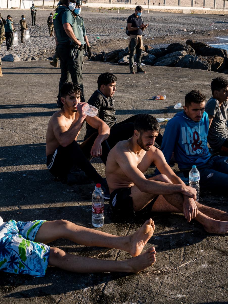Migrantes recién llegados a nado a la costa de Ceuta desde Marruecos.