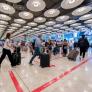 Viajeros en los pasillos del Aeropuerto Adolfo Suárez Madrid-Barajas