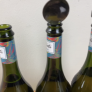 Un hombre intenta ayudar depositando cinco botellas en un contenedor y se lleva una multa de 128,50 euros