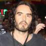 Russell Brand admite haber mantenido relaciones con una menor de 16 años, pero niega los cargos de agresión sexual