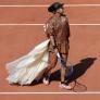 Naomi Osaka, la tenista que está revolucionando Roland Garros con sus 'looks' que brillan como la Torre Eiffel