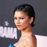 ¿Adiós al 'clean look'? La sombra de ojos azul y otras tendencias que dejan claro que el maquillaje quiere volver a ser divertido