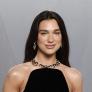 25.000 plumas, 480.000 cristales y un velo de seis metros: los detalles del espectacular vestido de novia de Dua Lipa