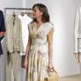 La reina Letizia celebra el 50º aniversario de Adolfo Domínguez con un vestido de estreno de la firma que ahora está rebajado a mitad de precio