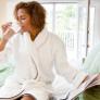 Marta León, experta en salud de la microbiota: "Beber mucha agua mientras se come puede frenar la digestión"