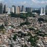 Influencers esperan hasta dos horas para filmarse con un dron sobre los tejados de la mayor favela de Río: "Cuando la favela deja de ser un barrio y se convierte en un contraste exótico, ahí está el problema"