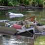 Prometió a sus hijos que limpiaría el río de su infancia, y ya ha retirado 40 toneladas de basura del agua él solo