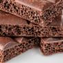 Encuentran una chocolatina de 1991 y todo el mundo alucina con su tamaño, tanto que incluso la marca se ha tenido que pronunciar: "Pesa 62 gramos, es casi tan grande como mi mano"