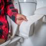 La psicología dice que los hombres que pasan muchas horas en el baño con el móvil no solo están evitando a la gente, sino que hay un secreto detrás de esa 'huida al baño'