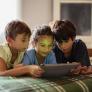 Los niños y adolescentes españoles pasan ya más de 3 horas frente a las pantallas, lo que equivale a cerca de dos meses al año