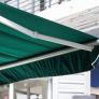 Adiós al toldo verde de toda la vida: por qué tu casa se calienta más con él y cuál es la alternativa que ahorra en aire acondicionado