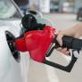 Por qué no debes llenar el tanque hasta el borde después del 'clic' de la bomba de gasolina