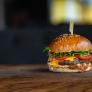 Van a comer al restaurante de Gordon Ramsay en Ibiza y no dan crédito a lo que cuesta una hamburguesa: "Me sabe a carne quemada"