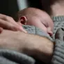 Los científicos coinciden: la testosterona de un padre baja desde el cuarto mes del embarazo de su pareja, y cuanto más baja, más se involucra después con el bebé