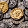 Dos excursionistas recogen una lata oxidada en el bosque: dentro, casi 600 monedas de oro valoradas en 285.000 euros