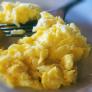 Huevos revueltos cremosos en 45 segundos: el truco del microondas con un ingrediente inesperado que ya tienes en la nevera