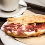Un experto jamonero avisa: llevas toda la vida comiendo mal la tostada con jamón del desayuno