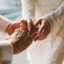 "Tu zafiro eclipsa a mis damas de honor y me roba el protagonismo": una novia prohíbe usar su anillo de compromiso en la boda