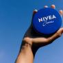 Nivea: "Me apliqué la crema azul de 1 euro en un lado de la cara y un sérum de lujo de 630 euros en el otro; los resultados hablan por sí solos"