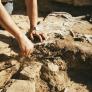 Cavaron kilómetros de agujeros hace 2.500 años y nadie sabe por qué: el enigma de la Edad de Hierro que una arqueóloga intenta ahora resolver