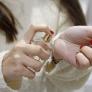 Dos dermatólogas resuelven la duda de si el perfume se pone sobre la piel o en la ropa