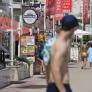 Declaran la guerra al torso desnudo en Francia: multas de 150 euros por ir sin camiseta o en bañador por el centro histórico de la ciudad, como ya ocurre en varios rincones de España