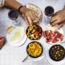 Un experto en hostelería avisa de lo que pasará dentro de poco en los bares de España: "Olvidaos del pincho gratis, ya"