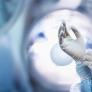 Operada despierta y sin hablar el idioma de los médicos: una IA traduce en tiempo real a una joven de 19 años mientras le extirpan un tumor cerebral