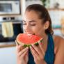 Tiene un 92% de agua, aporta el 25% de la vitamina C diaria y mejora la función vascular: lo que un estudio confirma sobre la sandía