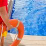 Tabea, 28 años, supervisa la piscina al aire libre por 6.500 euros al mes: "Mi salario es increíblemente justo"