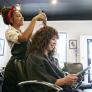 "Nadie debería recibir un servicio peor por la textura de su pelo": Nueva York obliga a que las escuelas de peluquería enseñen todo tipo de cabello