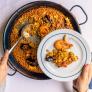 Prueba la paella por primera vez y este padre americano se gana el respeto de toda España al elegir su parte favorita: "Lo crujiente es lo mejor"