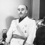 El dictador Francisco Franco, de pie, dando un discurso.