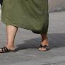 La ciudad cercana a España en la que está prohibido caminar con chanclas ruidosas