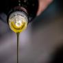 Un experto avisa de qué pasa si ves esto en una botella de aceite de oliva: "Significa que te están tangando"