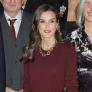 Letizia, la reina del brillo con un 'look' con el que ha roto una tendencia en el Premio de Periodismo Francisco Cerecedo, el acto que 'contraprogramó' a la reina Sofía