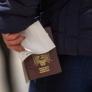 Reserva el viaje, llega al aeropuerto y le impiden embarcar: una británica pierde 1.000 euros y su 50 cumpleaños en Benidorm por una sobre los pasaportes que muchos turistas desconocen