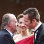 El rey Juan Carlos e Iñaki Urdangarin se saludan en presencia de la infanta Cristina