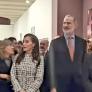 Los reyes de España  en la exposición de Victoria Eugenia