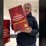Una empleada de Lidl reacciona a su cesta de Navidad: alucina tanto con lo último que saca que hasta la empresa responde