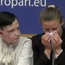 Una intérprete se derrumba durante el testimonio de un niño ucraniano en el Parlamento Europeo
