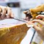 Un cortador de jamón explica en qué hay que fijarse para saber si una pieza es buena