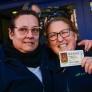 María y María del Mar, dos de las agraciadas con el quinto premio de la Lotería de Navidad, 60.649, en Roquetas de Mar (Almería).