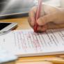 La RAE pide eliminar la 'b' en la palabra que más hace fallar a los españoles en los exámenes