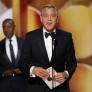 No es lo que dice sino cómo: nada más pisar el escenario de los Globos de Oro a George Clooney le hace falta poco para lanzar una pulla a Trump
