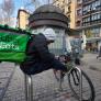 Uber Eats se suma a Glovo y renuncia a los repartidores autónomos para evitar problemas legales