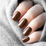 Ni rojo ni francesa: el tono "marrón chocolate" y el azul cobalto serán los reyes de la manicura en 2026