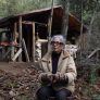 Yaya Buschcraft (70), la española que construye casas en medio del bosque: "Quiero morirme en una cabaña hecha por mí"