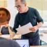 Una maestra dice que no ve normal que haya docentes de 60 años: un profesor, días después, le da la lección de su vida