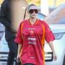 De Kim Kardashian a Timothée Chalamet: por qué las camisetas de fútbol 'vintage' son el último objeto de deseo de moda